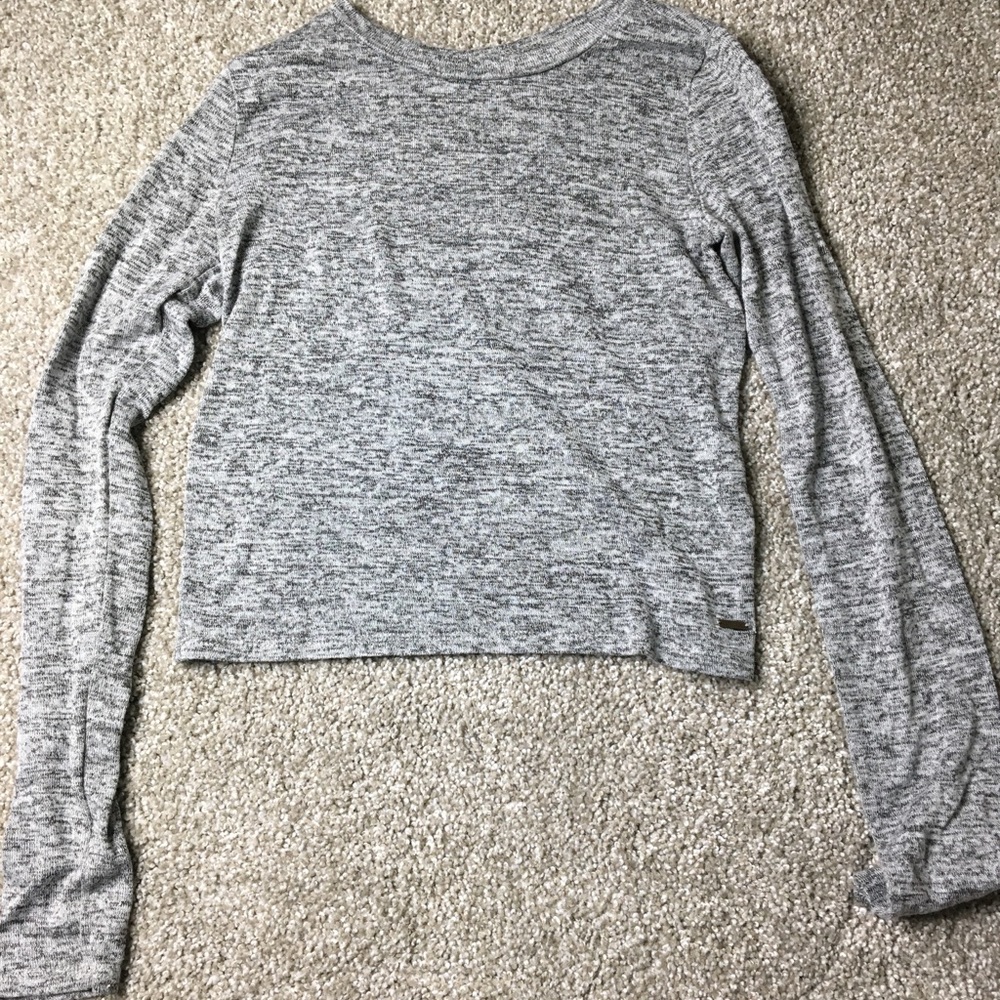 Cropped gray Hollister shirt